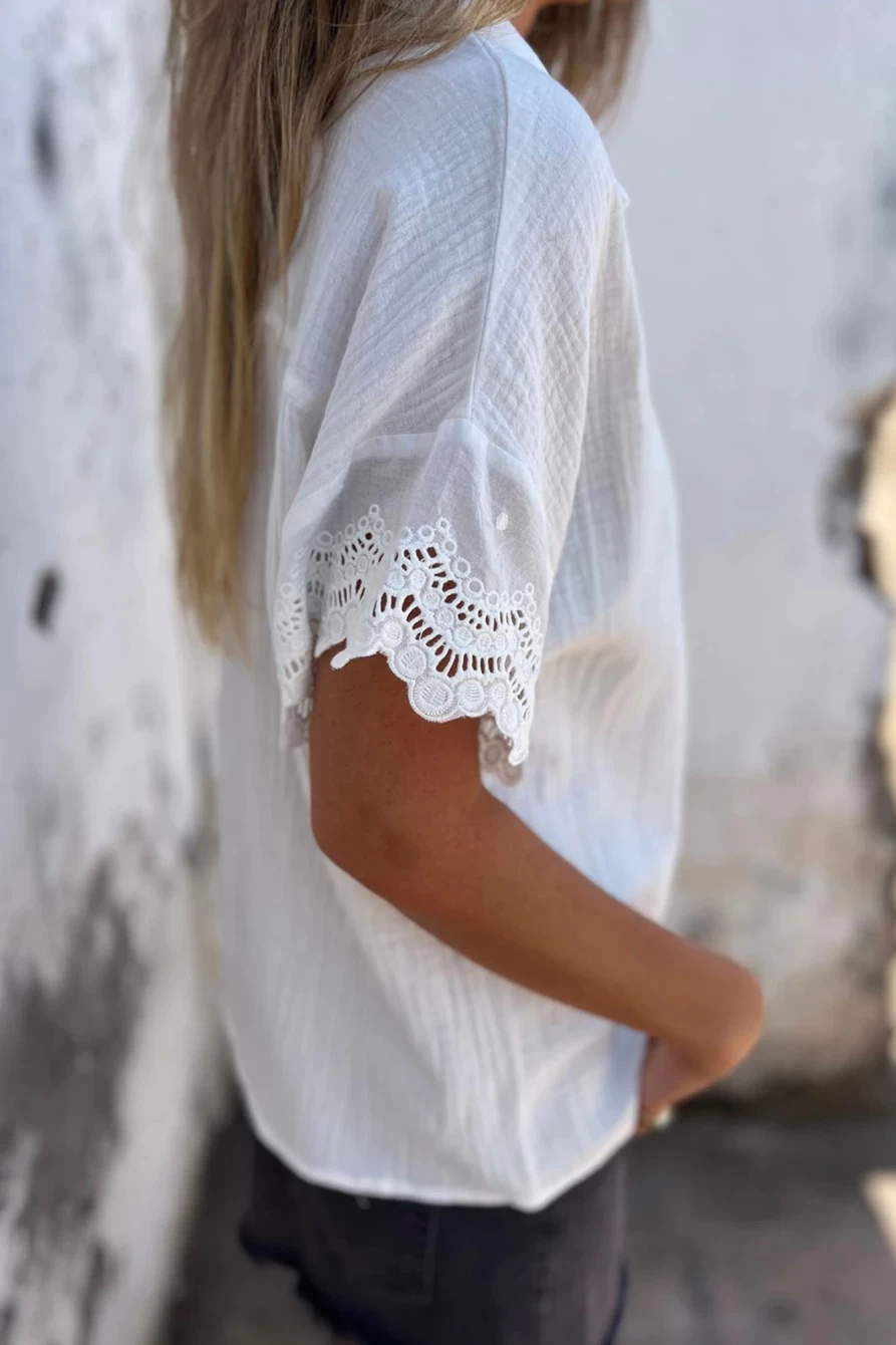 Shewin Women's White Crinkled Lace Blouse with Spliced Sleeves & V-Neck Collar