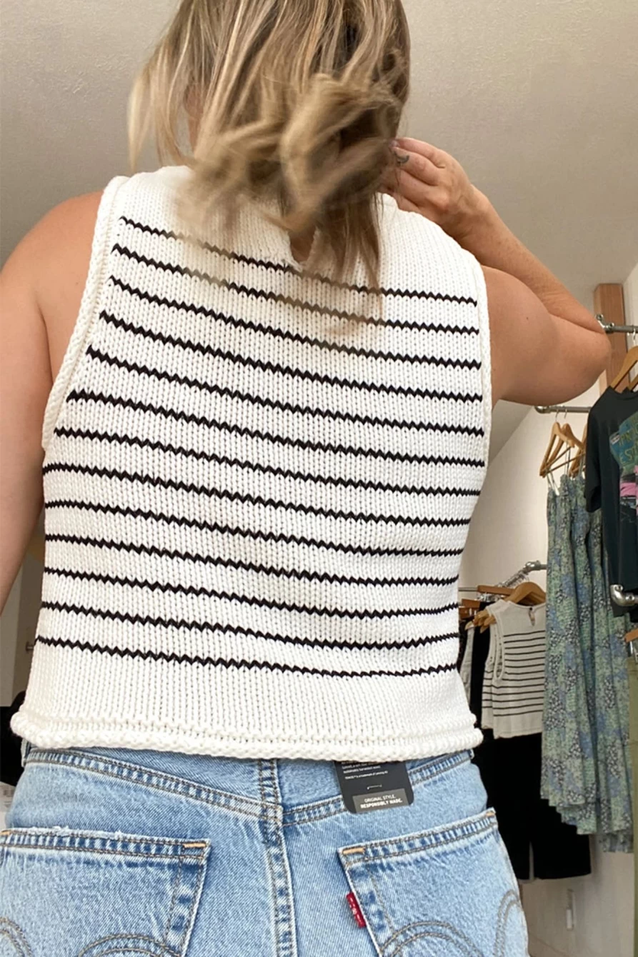 Shewin Women's Black Stripe Raw Edge Crew Neck Knitted Vest